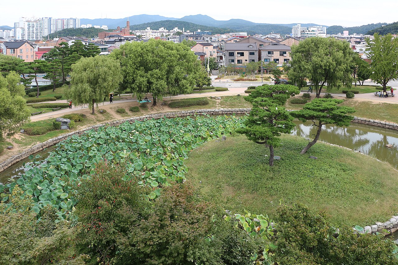 수원화성 방화수류정에서 바라본 성곽 사진